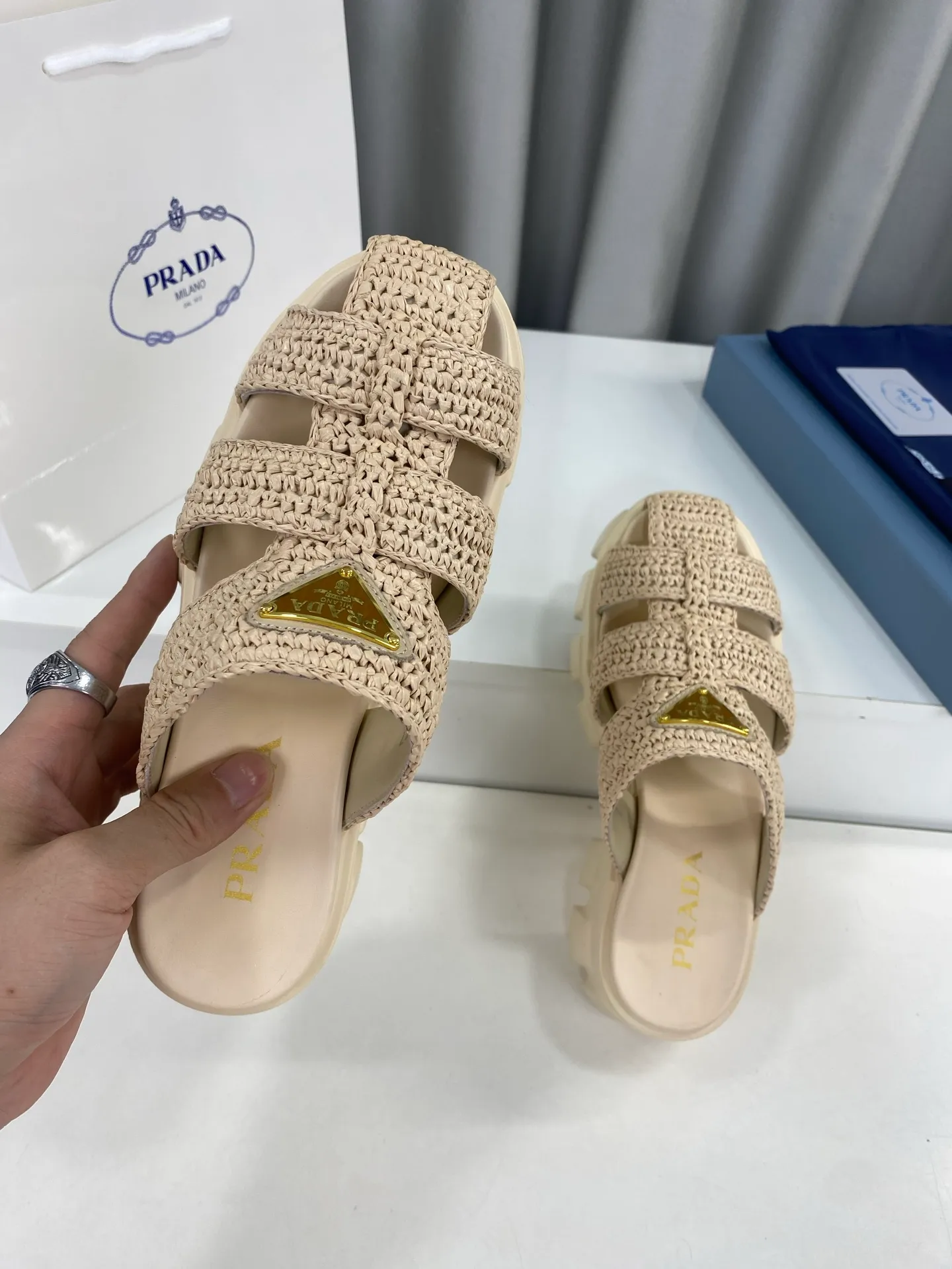 👟👟Ex-factory price 520👟👟 Prada's latest bamboo cage weaving thick-soled triangle buckle sandals☑️ Latest environmentally friendly PP material, fully hand-crocheted, just like knitting sweaters, slow work and meticulous work, retro fashionable thick-soled shoes, with woven uppers, making the whole pair of shoes light and comfortable, bright colors, satisfying various choices for fashionable people with different styles! The iconic metal triangle logo is paired with the shape of ancient beach sandals. Every design element is fashionable! Size: Women's 35-39 (34, 40, custom-made, non-returnable) Full set of counter original packaging